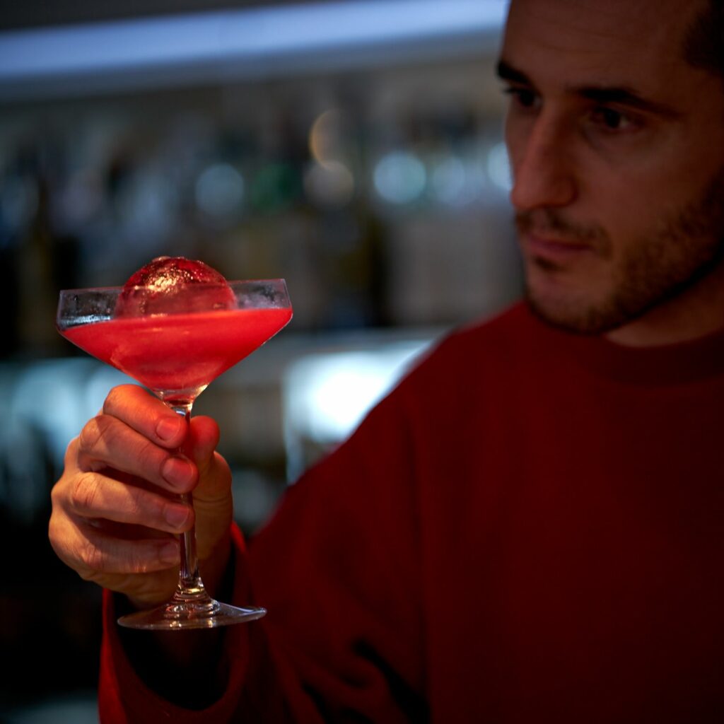Mirco assaggia il cocktail Violet Isle