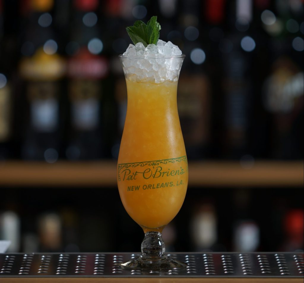 un hurricane cocktail appoggiato su un banco bar