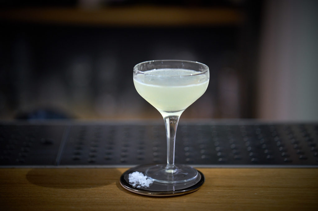 un cocktail margarita appoggiato su un banco bar