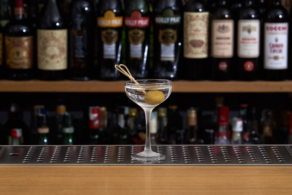 Il cocktail martini o dry martini, drink a base gin e vermouth servito con oliva o scorza di limone