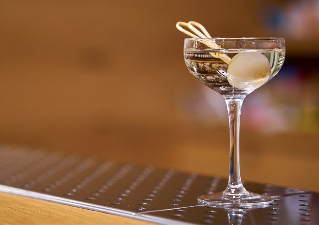 Un Gibson Cocktail appoggiato su un banco bar