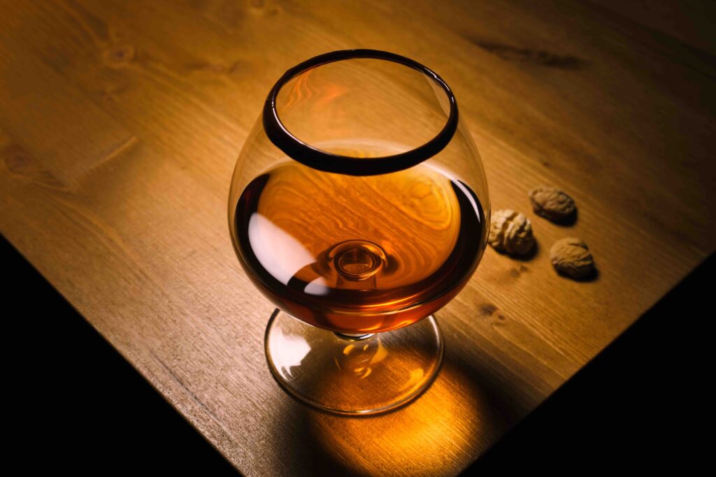 Un boulevardier alle castagne secche servito in un bicchiere da cognac