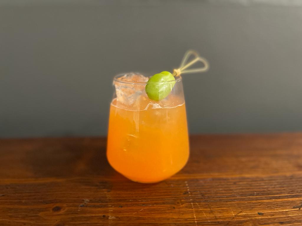 Melobevo è un long drink a base melone, pomodorini e gin