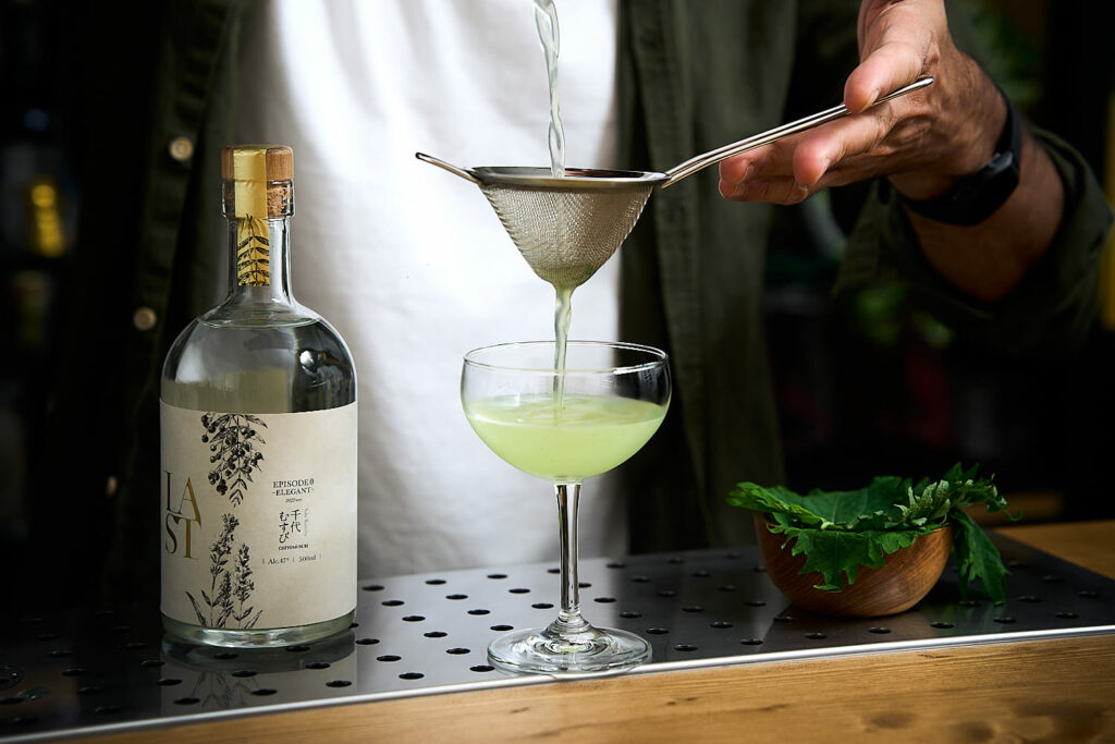 Super Sayan è un cocktail con il gin giapponese last episode 0 e foglie di shiso