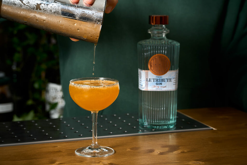 Colpo Grosso nel Bronx è un cocktail a base gin le tribute, vermouth al rosmarino e succo di mandarino e myagawa